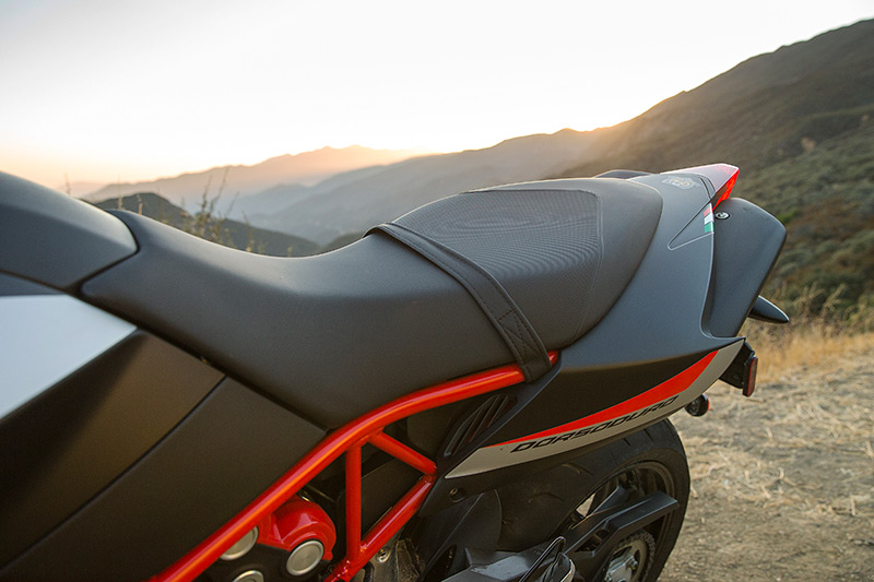 2018 Aprilia Dorsoduro 900 seat